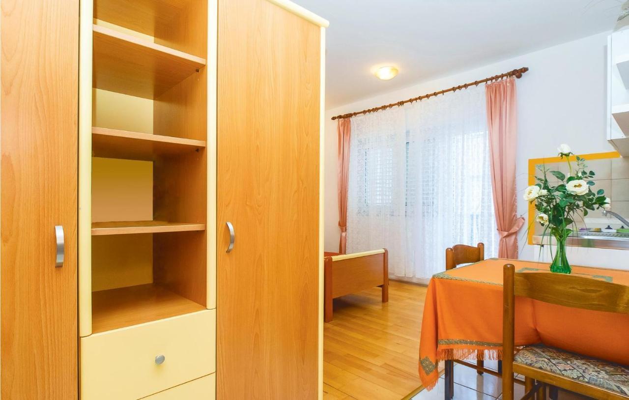 Lovely Apartment In Omis With Kitchenette Exteriör bild
